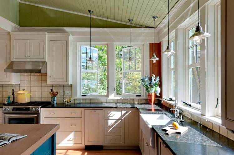 Дизайн кухни с двумя окнами