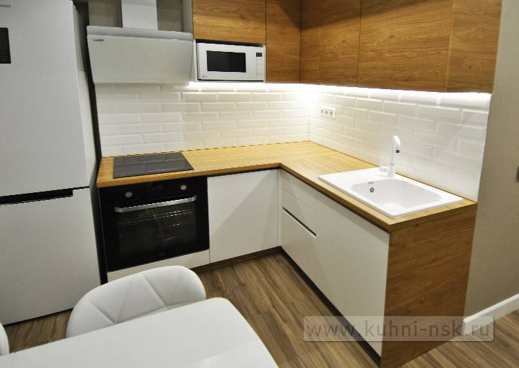 Дизайн бюджетной белой кухни с деревянной столешницей