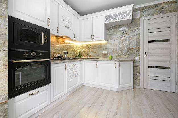 Современный классический интерьер белой кухни с деревянной мебелью