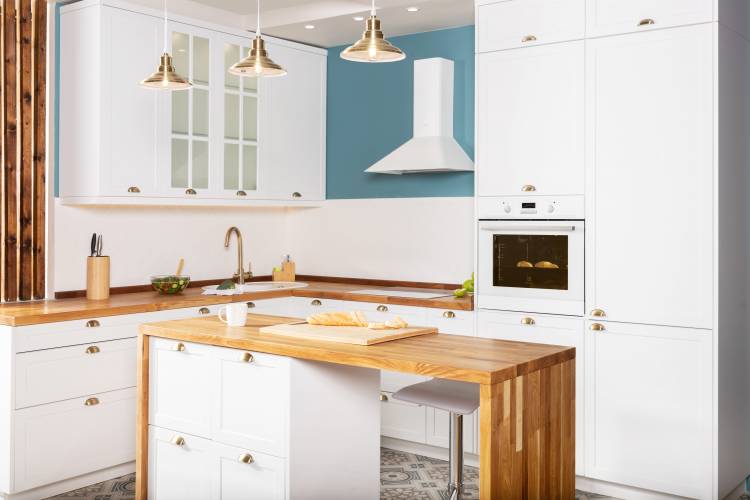 Белая кухня с деревянными акцентами