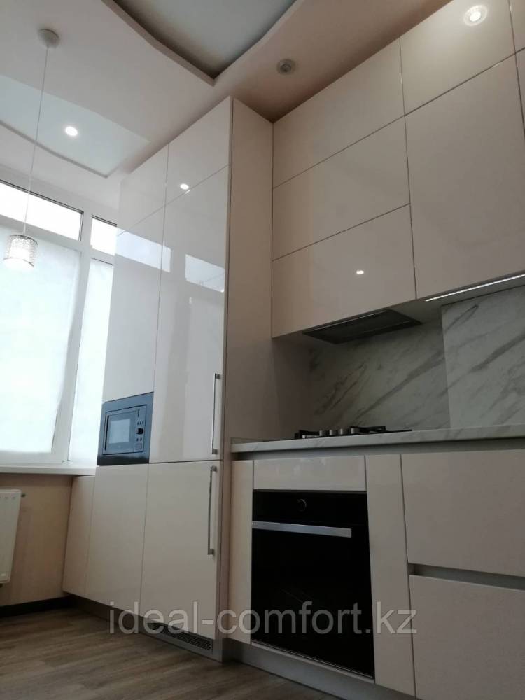 Кухня глянцевая без ручек под потолок с встроенной техникой, встроенный котел (id