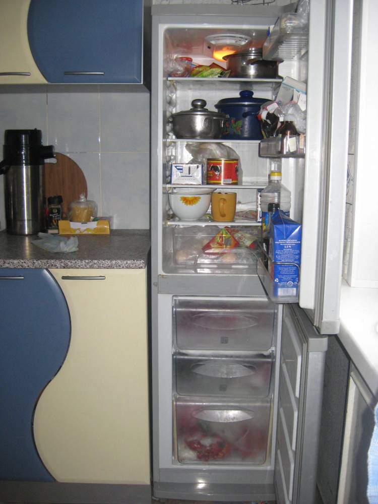 Узкий холодильник для маленькой кухни