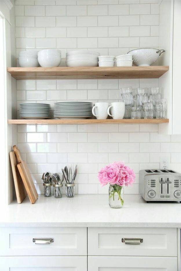 Открытые полки на кухне и классическая белая посуд