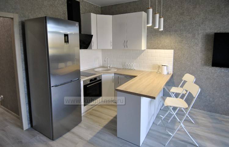Дизайн бюджетной белой кухни с деревянной столешницей