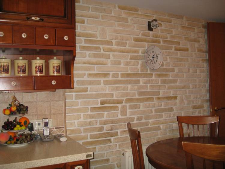 Декоративный камень в интерьере кухни