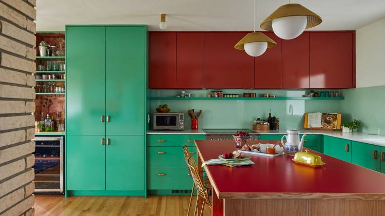 Цветная кухня в модернистском доме в Миннеаполис