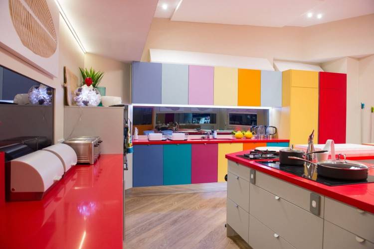 Дизайн кухни разноцветный