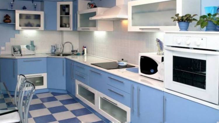 Кухня голубого цвет