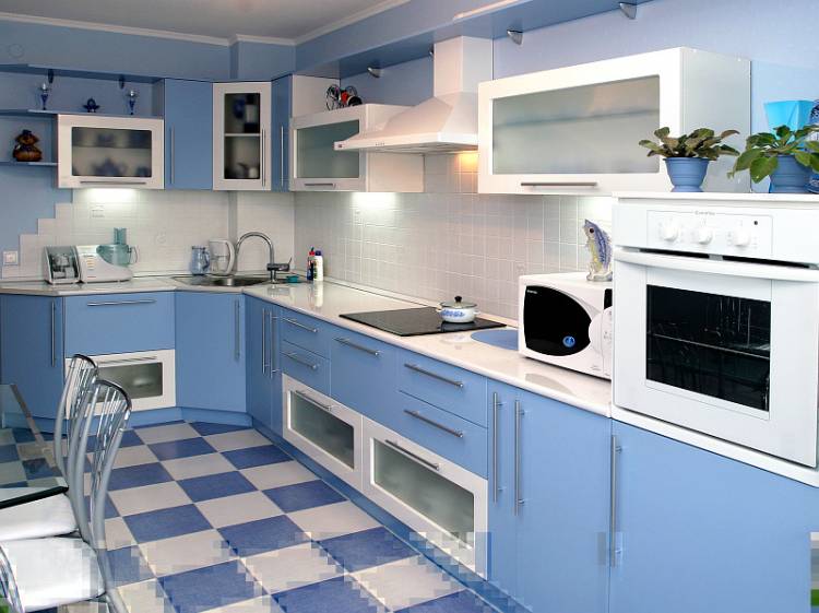Голубая кухня или цвета морской волны? Фото интерьеров