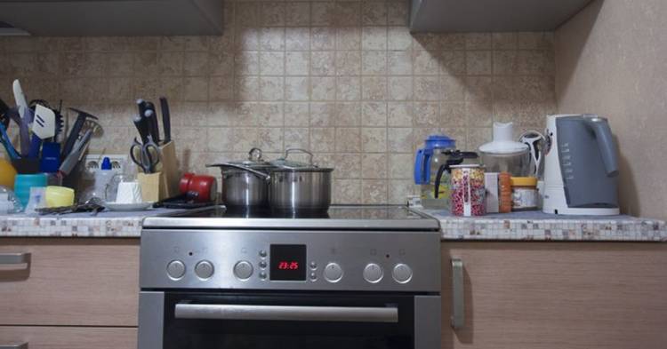 Как выглядит обычная кухня в ультрафиолетовом свете? Эксперимент, вдохновляющий сделать уборочку