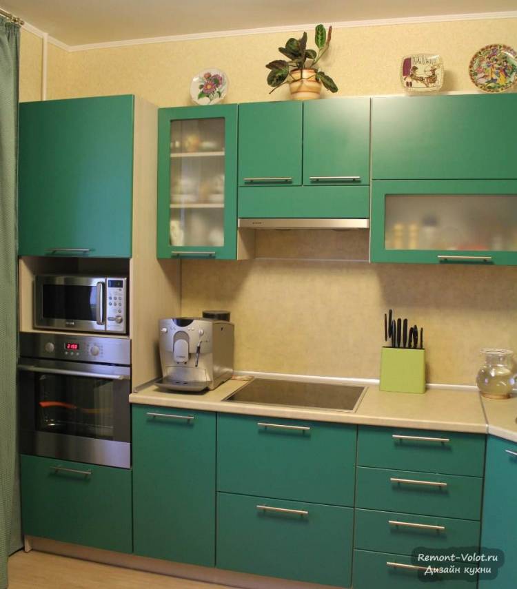 Угловая кухня темно-зеленого цвет