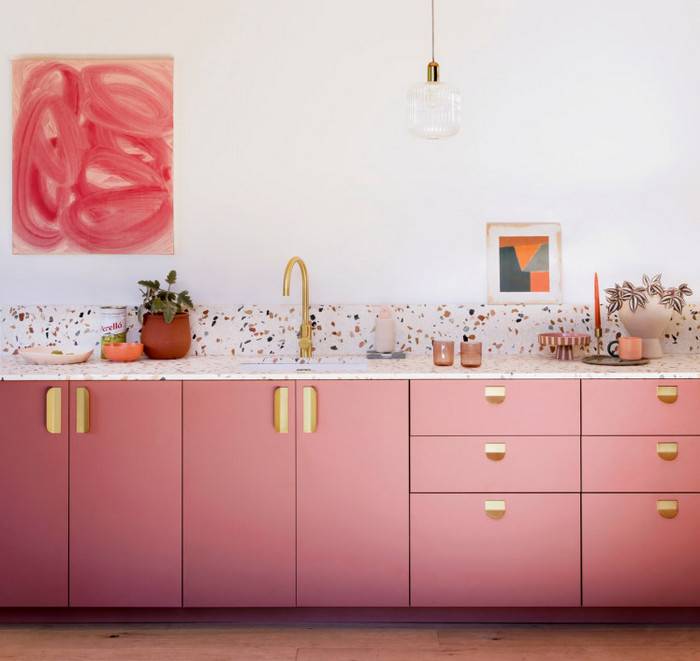 Кухня с розовыми фасадами