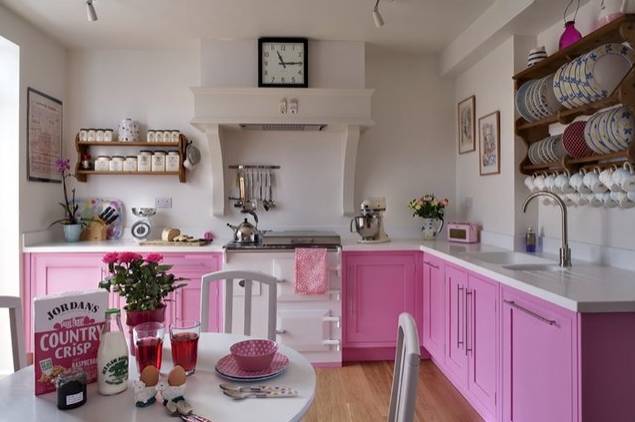 Розовая кухня, дизайн интерьера, в розовых тонах, стены, гарнитур, фото, видео примеры