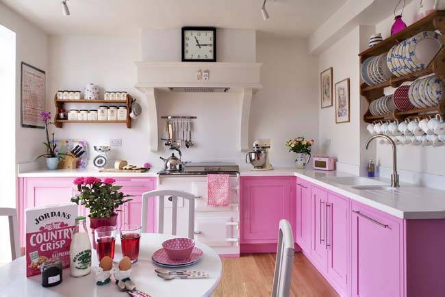 Дизайн розовой кухни в интерьер