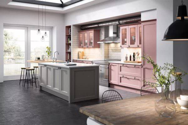 Интерьер кухни с розовым кухонным гарнитуром, с серым