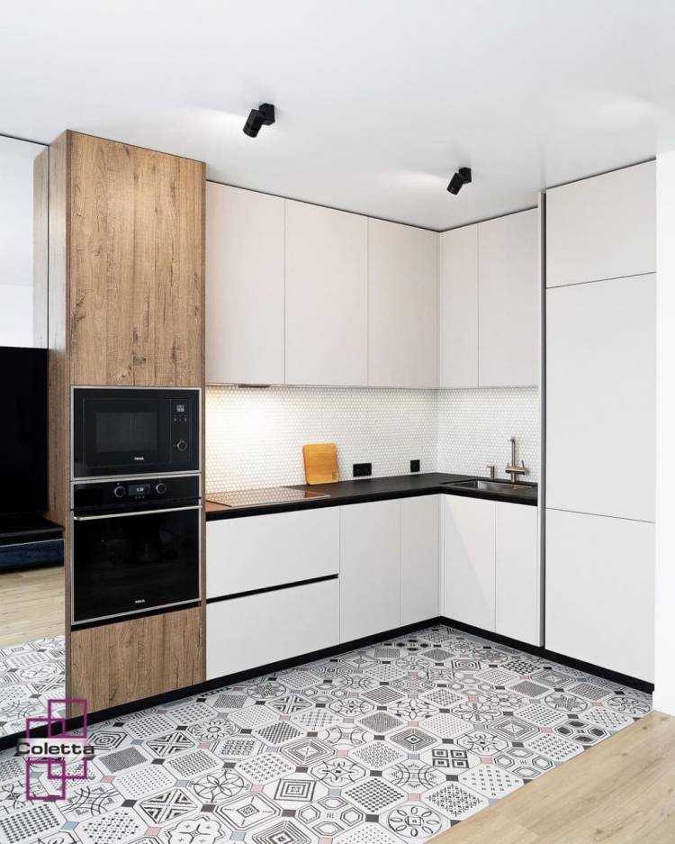 Белая угловая кухня в современном стиле с высокими верхними шкафами
