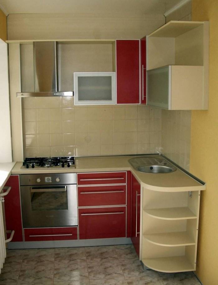 Встроенная угловая кухня для маленькой кухни