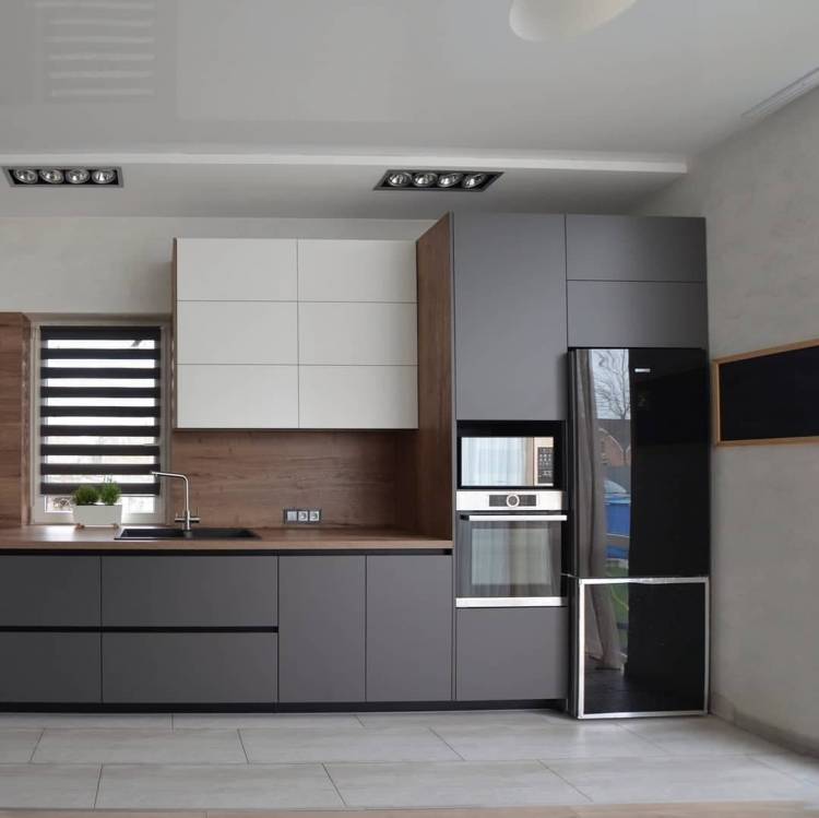 Современная прямая кухня в темно-сером и белом цвет