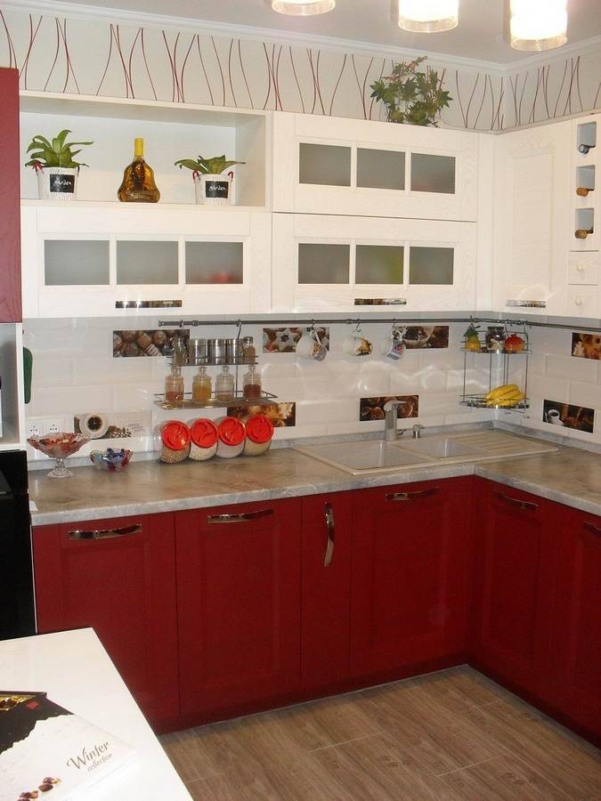 Дизайн красно-белой кухни из массив
