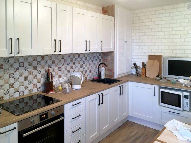 Белая кухня из массива в современном стиле Альб