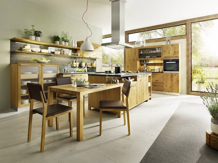 Кухонная мебель из натурального дерева в интерьере дом