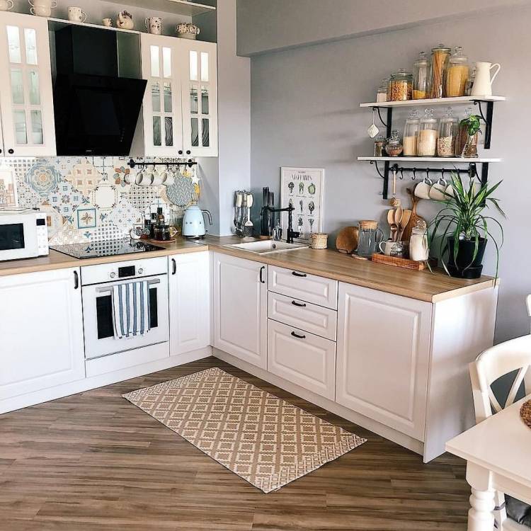 Белая кухня Сканди с деревянной столешницей