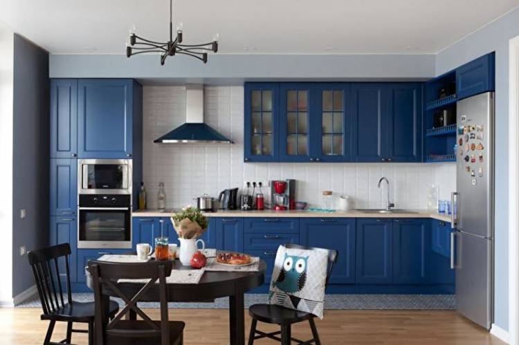 Кухня синяя с деревом