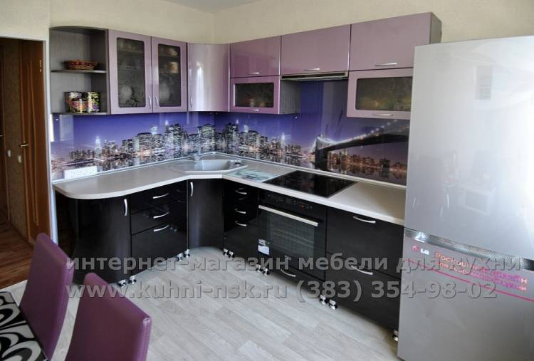 Угловой кухонный гарнитур в фиолетовом цвете кухня