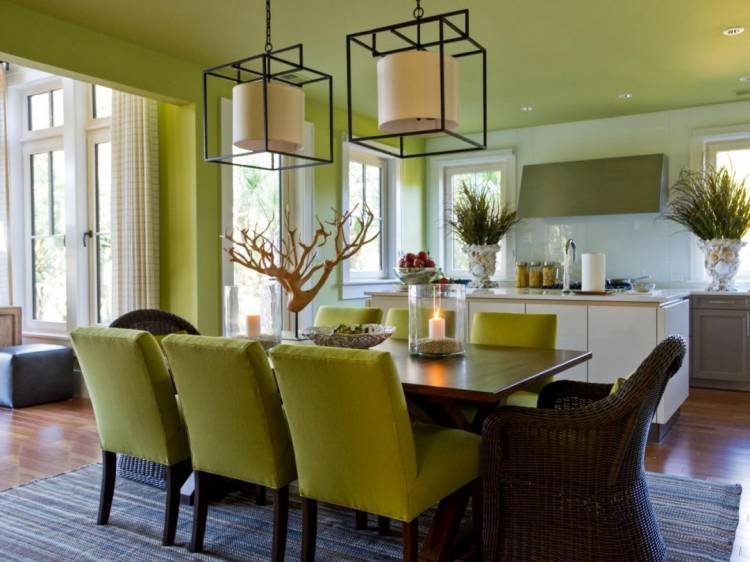 Зелёные стулья в интерьере кухни
