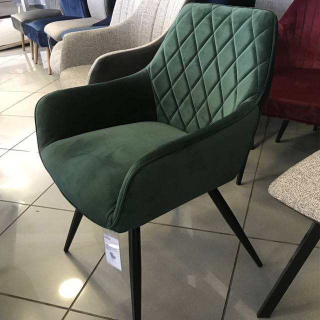 Зеленые велюровые стулья Signal Linea Velvet с черными металлическими ножками и подлокотниками Польш