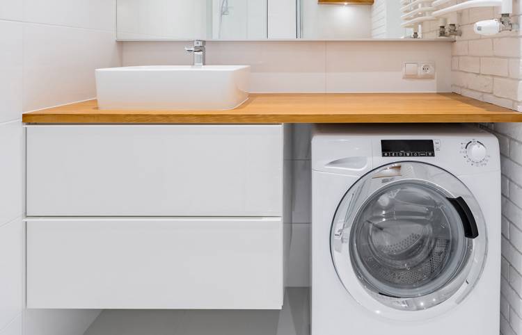 Четыре варианта, как разместить в маленькой ванной комнате стиральную машинку и систему храненияamp;nbsp;
