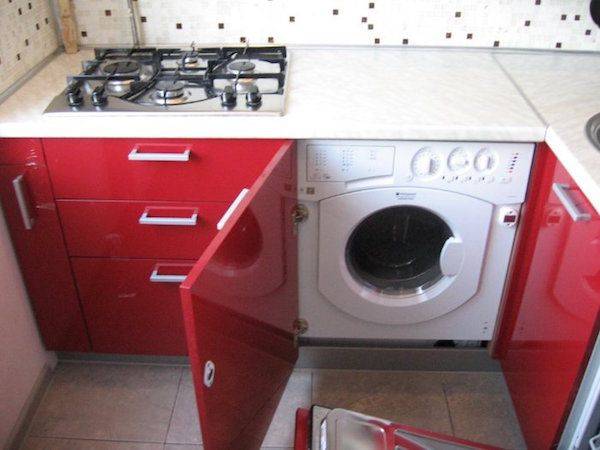 Встроенная стиральная машина на маленькой кух