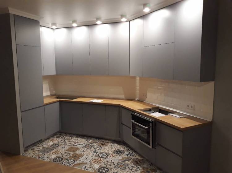 Серый матовый кухонный гарнитур со сложным углом разворота, Екатеринбург