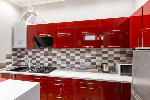 Красная кухня в современном стиле