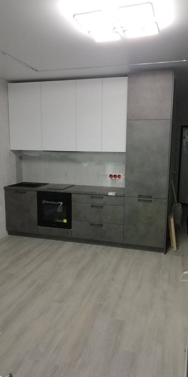 Линейная кухня в квартире-студии, цвет белый и бетон, Екатеринбург