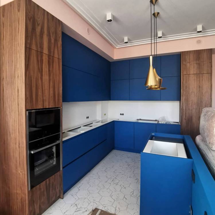 Синяя матовая кухня с деревянными акцентами в Санкт