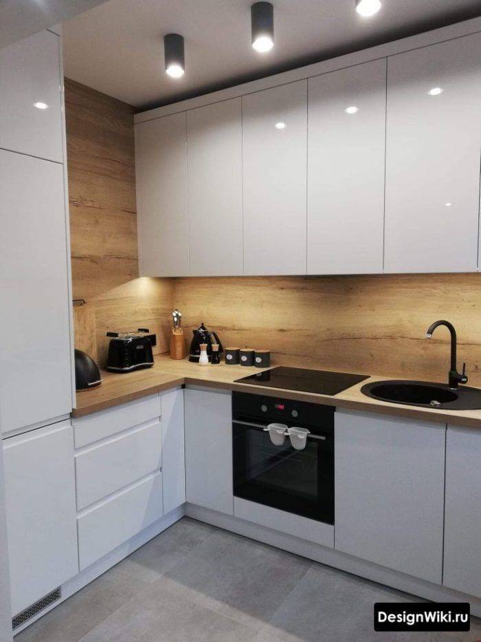 Белая глянцевая кухня в современном стиле с деревянной столешницей и фартуком #kitchenstyledesign