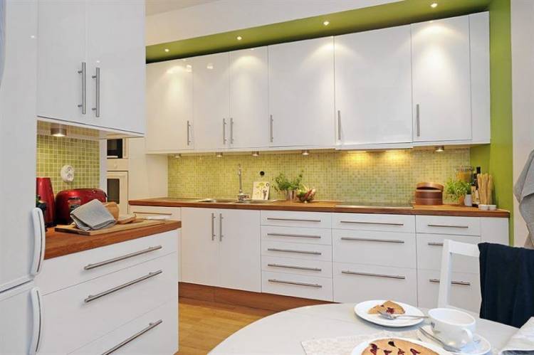 Кухня белый глянец с деревом в современном стиле, реальные фото, цвета, стили, освещение, мебель