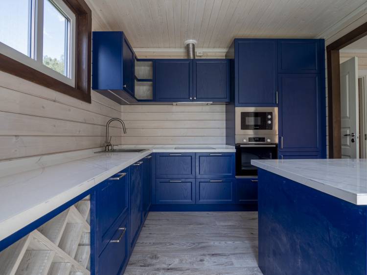 Синяя кухня в неоклассическом стиле с островом