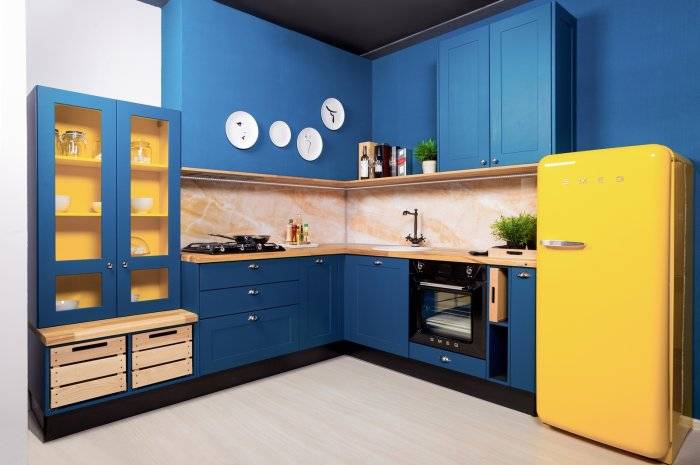 Сине желтая кухня в интерьер
