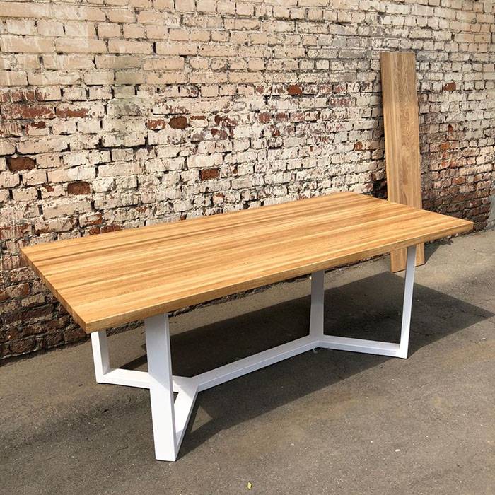 Большой деревянный обеденный стол из дуб
