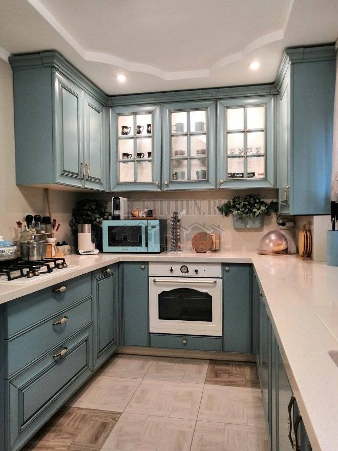 Голубая кухня в стиле прованс П-образной планировки