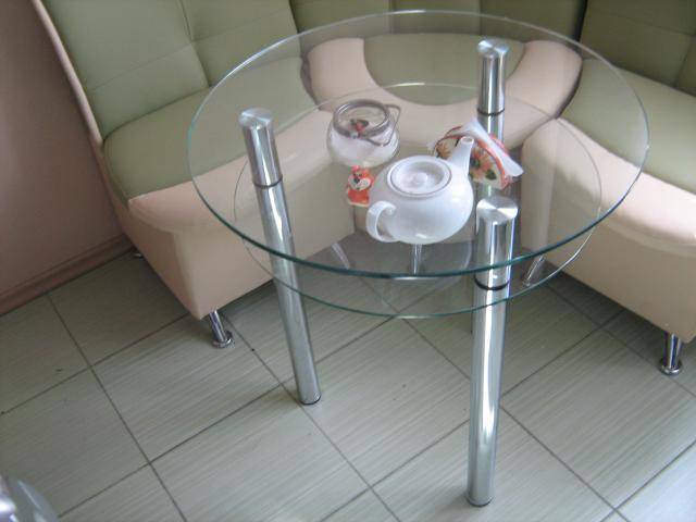 Стеклянные столы для кухни