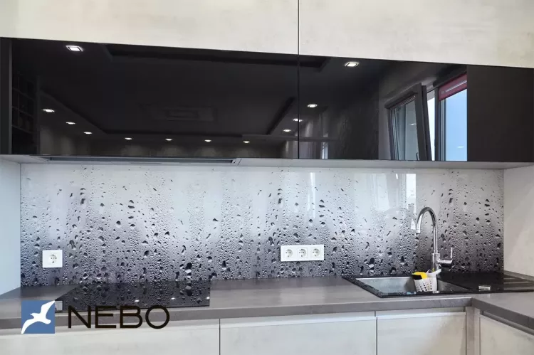 Скинали для кухни с изображением капель воды в серых тонах на осветленном стекл