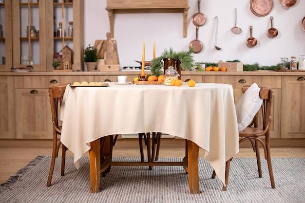 Коричневый интерьер кухни с деревянными стульями и рождественскими украшениями дом