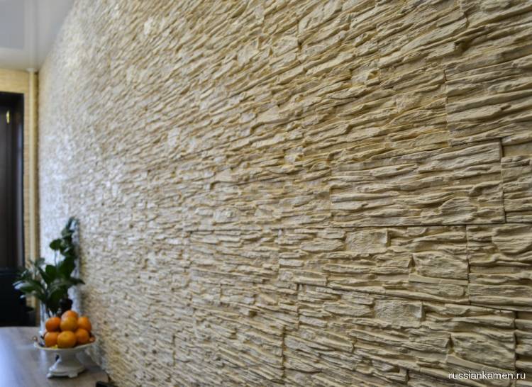 Искусственный камень Сланец тонкослойный Песочный фото в интерьере кухни