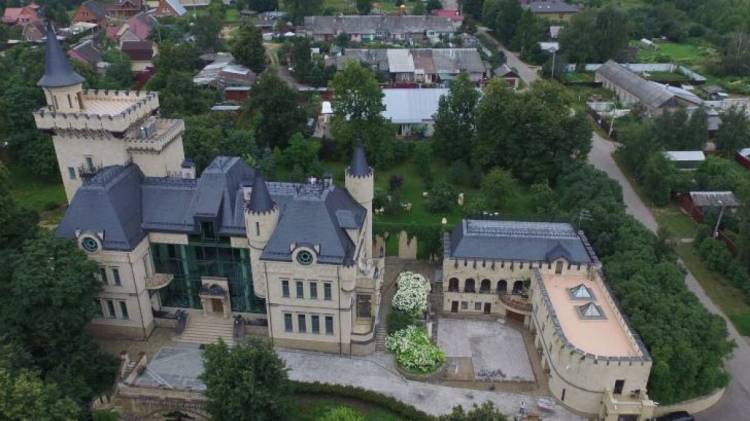 Как выглядит роскошный замок Максима Галкина и Аллы Пугачевой снаружи и внутри