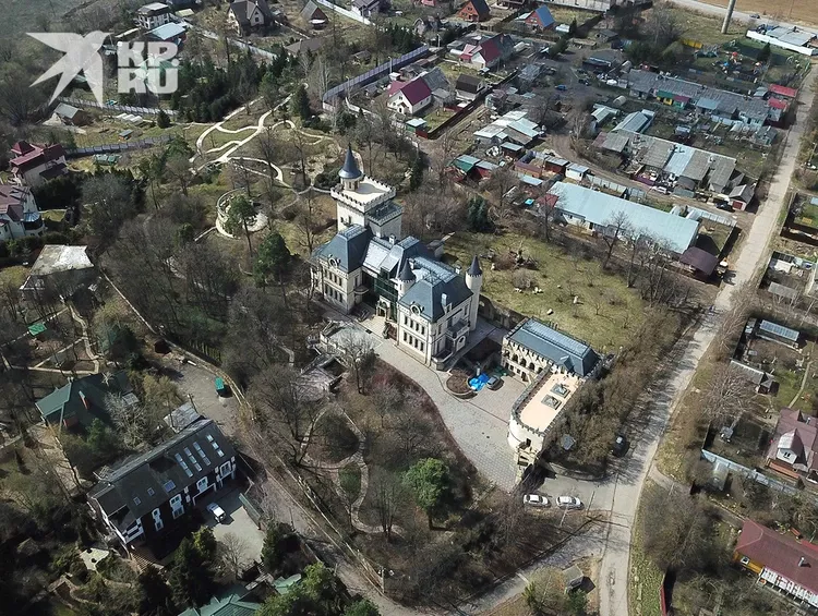 Замок Аллы Пугачевой и Максима Галкина, фото внутри и снаружи, стоимость