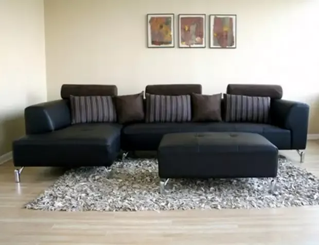 Черный диван в интерьер