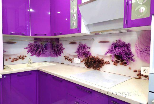 Фото скинали для кухни и фартуков из стекла на фиолетовой кух